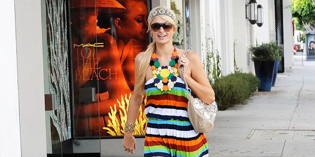 [Foto] Dibayar Mahal Jadi DJ, Paris Hilton Menang Judi!