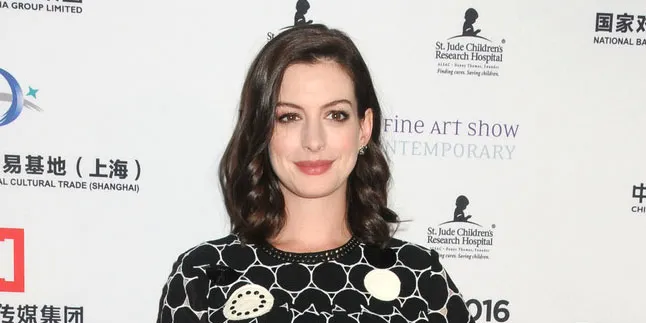 [FOTO] Digandeng Erat Suami, Anne Hathaway Cantik Saat Kencan