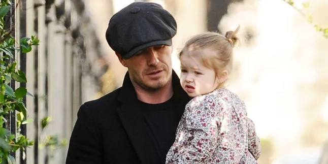 [FOTO] Digendong Brooklyn, Harper Seven Beckham Jadi Ngantuk