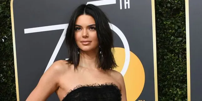 [FOTO] Dihujat Karena Wajah Penuh Jerawat, Kendall Jenner Tetap PD
