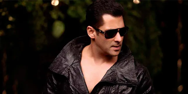 [Foto] Dikejar Dari Fans di Mumbai, Salman Khan Kabur Naik 'Ojek'