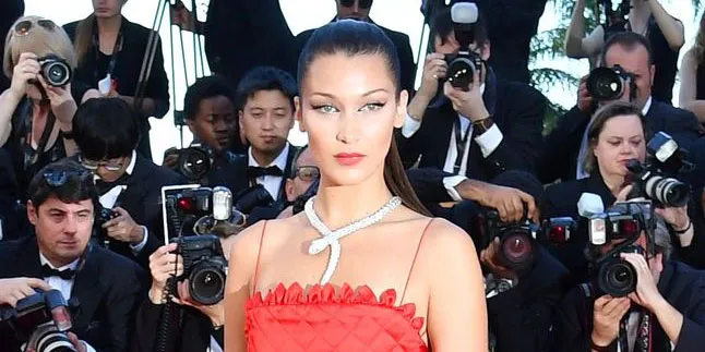 FOTO: Dinner Dengan Pria di Roma, Bella Hadid Tertawa Lepas