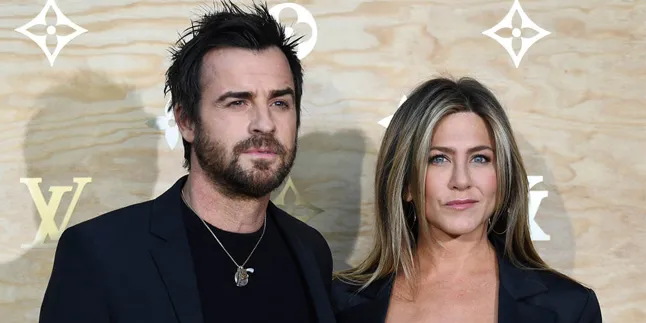[FOTO] Dinner Romantis di Paris, Jennifer Aniston Cantik Sempurna