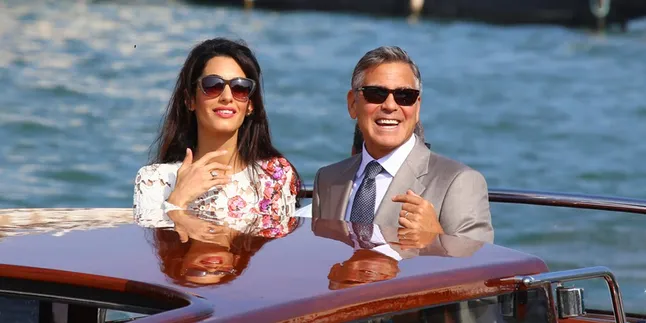 [FOTO] Dinner Romantis, George - Amal Clooney Gandengan Tangan