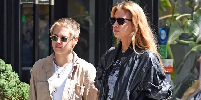 [FOTO] Dinner Romantis, Kristen Stewart Cium Mesra Stella Maxwell