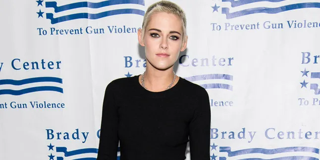 [FOTO] Dinner Romantis, Kristen Stewart Pegang Tangan Stella Maxwell