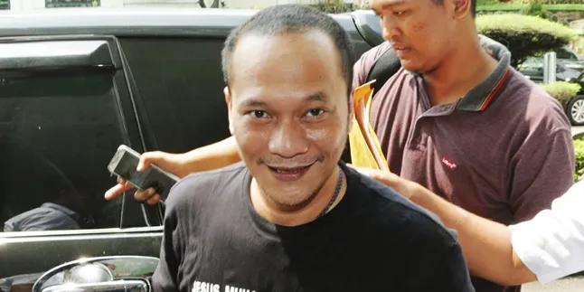 FOTO: Direhab, Iwa K Beri Pesan Positif Lewat Kaos Yang Dia Pakai FOTO: Direhab, Iwa K Beri Pesan Positif Lewat Kaos Yang Dia Pakai