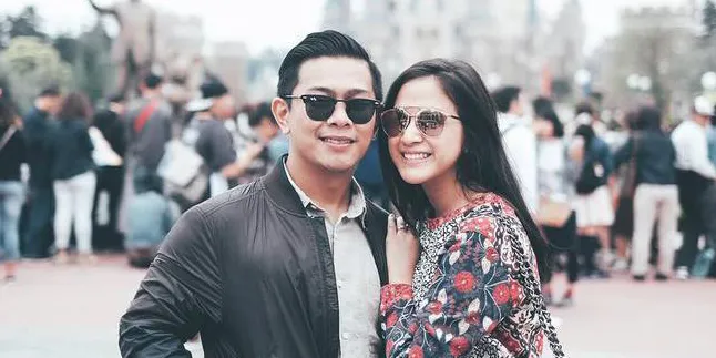 FOTO: Doa Nina Zatulini Bagi Calon Bayinya di Pengajian 4 Bulanan FOTO: Doa Nina Zatulini Bagi Calon Bayinya di Pengajian 4 Bulanan