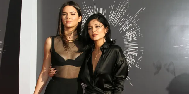 [Foto] Duel Gaya Kendall - Kylie Jenner, Keren Mana?
