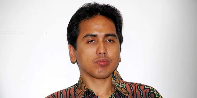 [Foto] Duka Gugun Gondrong Dampingi Jenazah Sang Ayah