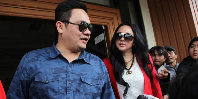 [Foto] Farhat Abbas Cium Regina di Dalam Lift?