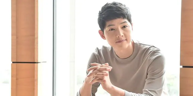 FOTO: Fashion Airport Song Joong Ki, Tetap PD Pakai Sandal