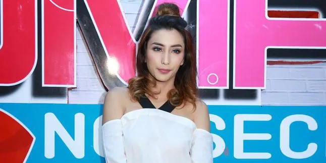 [FOTO] Fitting Gaun, Tyas Mirasih Sedang Persiapkan Pernikahan?