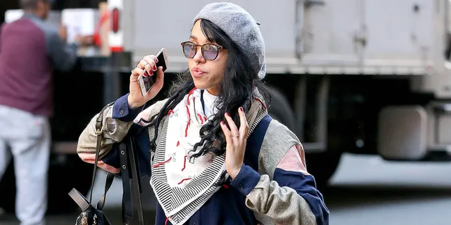 [FOTO] FKA Twigs Tertangkap Beradegan Panas di Depan Umum