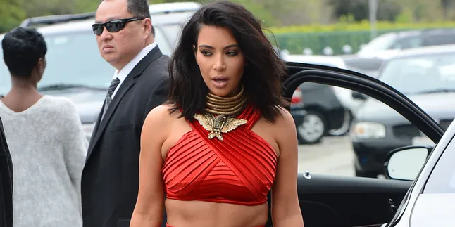 [FOTO] Gagal Seksi, Outfit Ini Bikin Kim Kardashian Makin Gendut