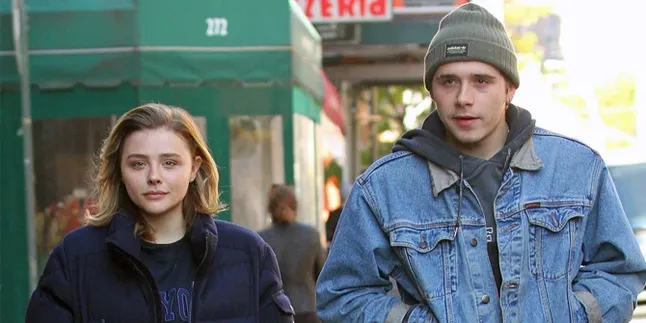 [FOTO] Gandeng Mesra Chloe Moretz, Brooklyn Beckham Pamer Rambut Baru
