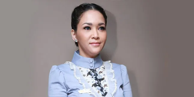 [FOTO] Gandeng Pria, Maia Estianty Liburan Bareng Pacar?