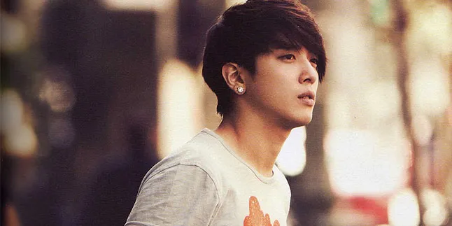 [FOTO] Gantengnya Jung Yong Hwa Pakai Jas Ala Bos