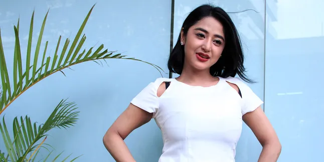 [FOTO] Gaun Merah Super Seksi Dewi Perssik di Pernikahan