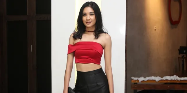 FOTO: Gaya Glamor dan Elegan, Mikha Tambayong Pamerkan Punggung