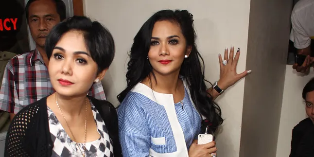 [Foto] Gaya KD dan Yuni Shara 20 Tahun Lalu, Cantik Kebangetan!