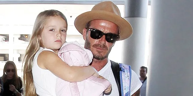 [FOTO] Gaya Lucu Harper Beckham Saat Main Ski, Cantik Nggemesin!
