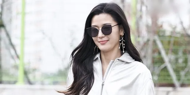 [FOTO] Gaya Santai Jun Ji Hyun dan Suami Saat Belanja Berdua di Mall