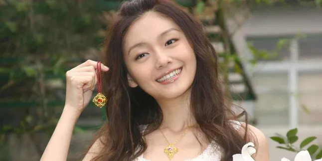 [FOTO] Gemesin! Bayi Barbie Hsu Sudah Bisa Tengkurap