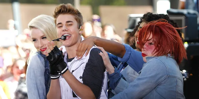 [Foto] Gendong Bayi, Justin Bieber Bikin Wanita Jatuh Hati