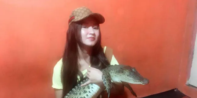 Foto Gendong Buaya, Pedangdut Cantik Ini Tuai Kontroversi