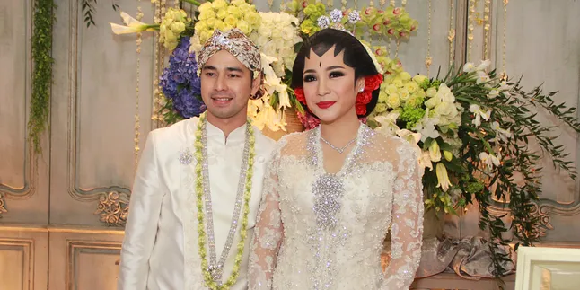 [FOTO] Gendong-Gendongan, Foto Prewed Raffi - Nagita Bikin Iri