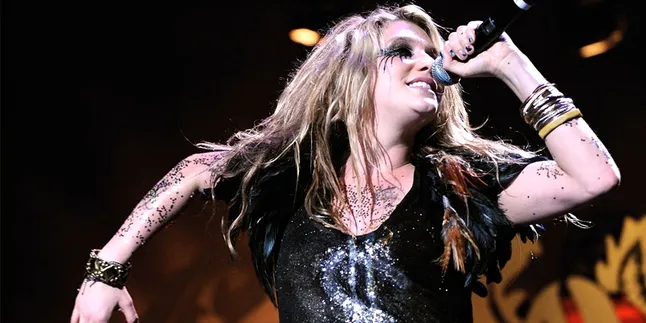 [Foto] Girang, Kesha Salto di Atas Panggung