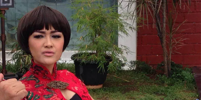 FOTO: Gunduli Rambut, Apa Alasan Julia Perez? FOTO: Gunduli Rambut, Apa Alasan Julia Perez?