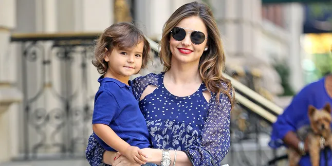 [FOTO] Hadiah Manis Dari Si Kecil Flynn Bloom Untuk Miranda Kerr