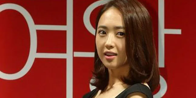 [FOTO] Hadiri Konferensi Pers, Kim Min Jung Pakai 'Bikini'?