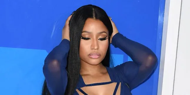 [FOTO] Hadiri Paris Fashion Week, Nicki Minaj Umbar Bagian Dada