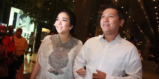 [Foto] Hamil Besar, Gisel Seksi Selfie di Bawah Air