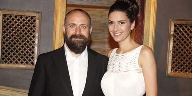 Foto Hangat Halit Ergenc dan Berguzar Korel, Ajak Anak ke London Foto Hangat Halit Ergenc dan Berguzar Korel, Ajak Anak ke London