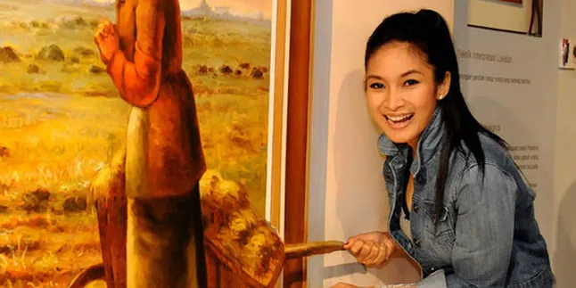 [Foto] Happy Salma Menyatu Dalam Beragam Lukisan