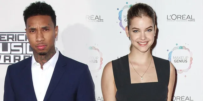 FOTO: Happy, Tyga Ketahuan Nonton Bola Bareng Barbara Palvin