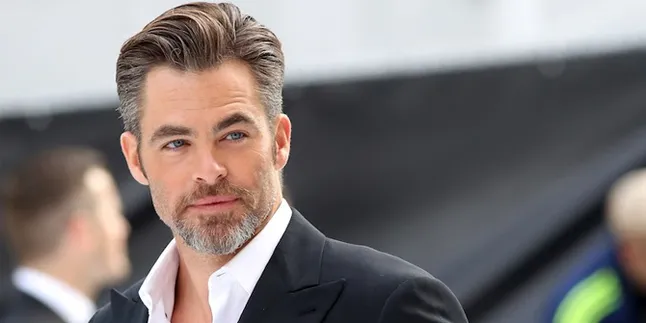[FOTO] Hari Gini Aktor Sekelas Chris Pine Masih Pakai HP Jadul