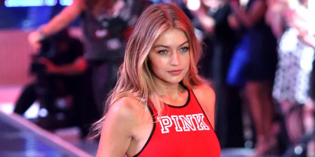 [FOTO] Hot Bikin Ngiler, Gigi Hadid Kenakan Baju Lubang-Lubang