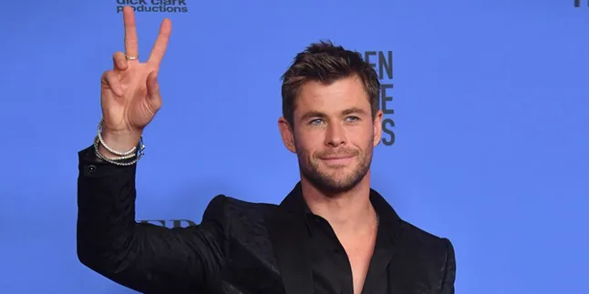 [FOTO] Hot Daddy! Gantengnya Chris Hemsworth Saat Asuh Anak