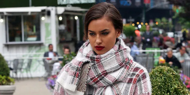 [FOTO] Hot! Irina Shayk Topless & Mesra Bareng Pria Ganteng