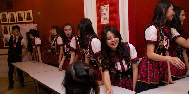 [Foto] Hujan Deras, Fans Penuhi Venue Handshake JKT48 di Malang