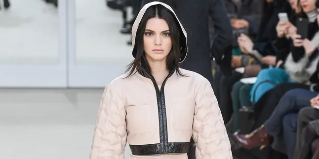 [FOTO] Ibadah ke Gereja, Kendall Jenner Malah Pamer Perut