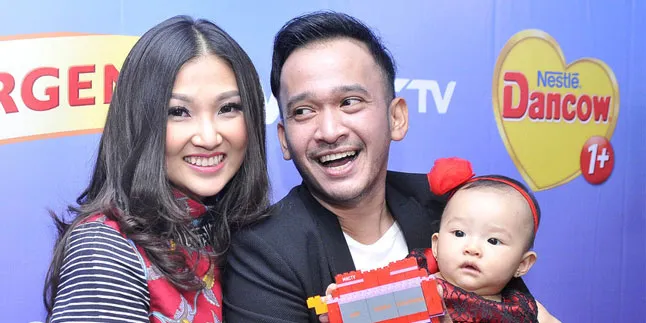 [FOTO] Idaman! Ruben Onsu Tak Malu Gendong Anak Pakai Selendang