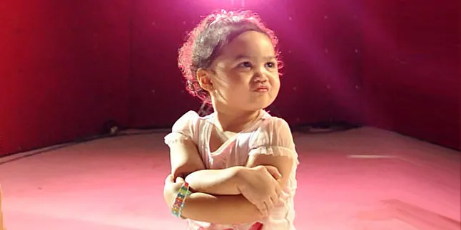 [Foto] Imut! Temani KD Bikin Video Klip, Amora Tampil Pinky