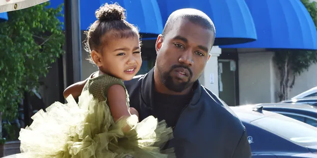 Foto Ini Bukti Nyata Kemiripan North West & Kanye, Penasaran?