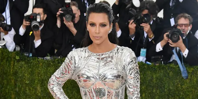 [FOTO] Inikah Bukti Nyata Keseksian Kim Kardashian Itu Palsu?